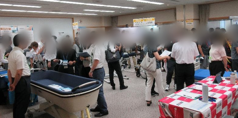 多様な介護テクノロジーを体験する様子